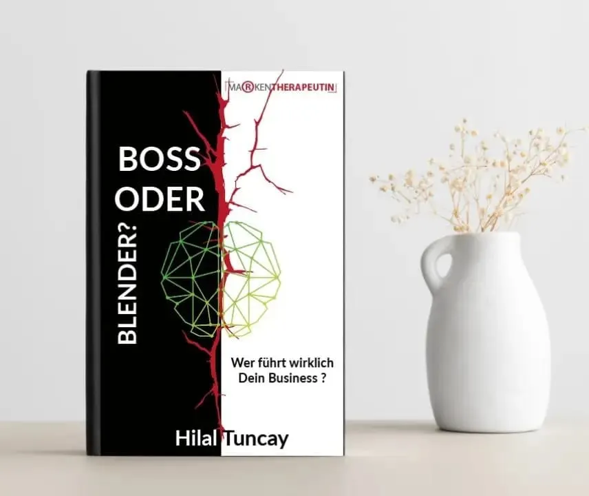 Buch „Boss oder Blender? Wer führt wirklich Dein Business?“ von Hilal Tuncay, aufgestellt neben einer weißen Vase